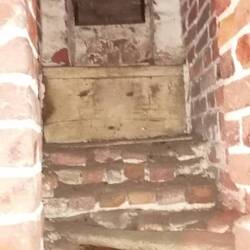In einer "Ecke" des runden Turms versteckt sich dieser Abort
