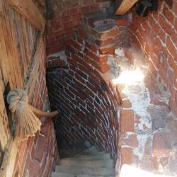liegt diese Treppe. Die Ziegelstein der Stufen waren zum Teil bis auf die Hälfte abgetreten.