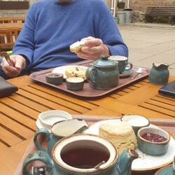 Und so glücklich machen bei einer Pause Scones mit Clottet Creme und Tee 🌈