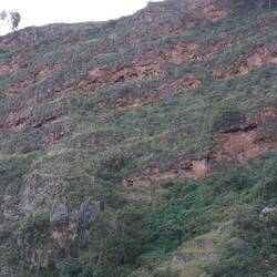 D Löcher im Felse si Inkagräber u die Steihütte si Gräber für di wichtige Lüt