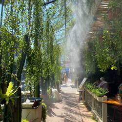 Kleine Wasserfontänen zum Abkühlen bei den Temperaturen