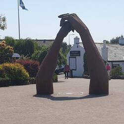 Überall stehen Symbole der Liebe und Verbundenheit