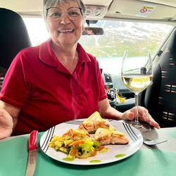 Zu Essen gibt es norwegischen Lachs und Pfälzer Riesling