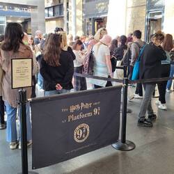The queue for a photo at Platform 9 3/4.