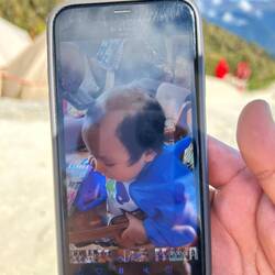 Xavi's Sohn. Rasur vor Kindergarten