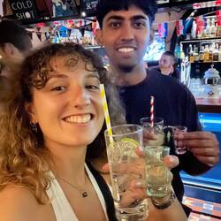 Avec Ash, mon gin tonic et mon shooter