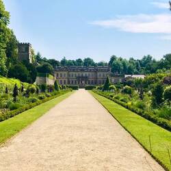 liegt ein kleines Schlösschen: Dyrham Park
