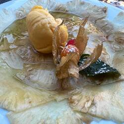 Ananascarpaccio mit Minze und Passionsfruchtsorbet
