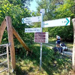 Man geht durch das Tor links und ist in Polen!