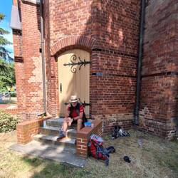 Hallo hallo, wer bietet ein Bett, bei wem kann man was essen!