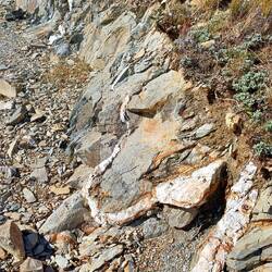 Quartz seams along track