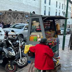 Die Stände mit Getränken und Süsskram stehen an jeder Ecke