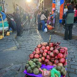 Stillleben: Granatapfel im Sonnenuntergang