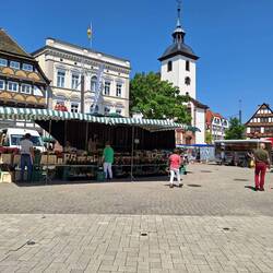 Samstagsmarkt in idyllischem Städtchen.