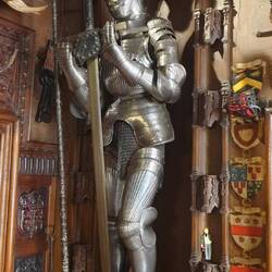 Die Rüstung war ein Original aus dem 15. Jahrhundert u. inspirierte ihn für den Roman "Ivenhoe"