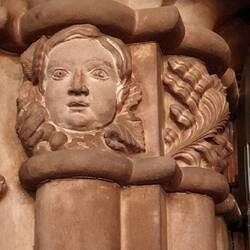 Sir Walter Scott liebte Verzierungen, die schmunzelnde Gesichter darstellten.