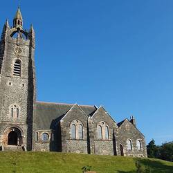 Die Parish Church von Tarbert mit nahezu schwebenden Kirchturmdach