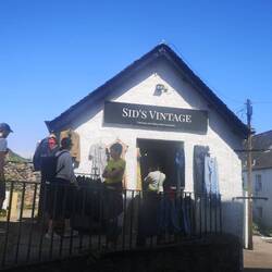 In diesem entzückende Laden gibt es alles an alten Kleidern, was man sich vorstellen kann