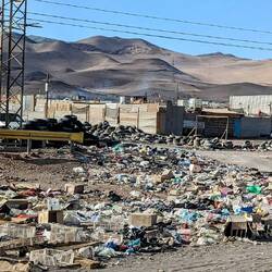 Müll am Straßenrand in Alto Hospicio