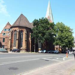 Martinskirche mit Pfarrer Olaf Lazel 10.00... Ende des Gottesdienstes > Kirchenuhr...