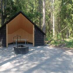 Solche Grillhütten mit Holz gibt es hier überall