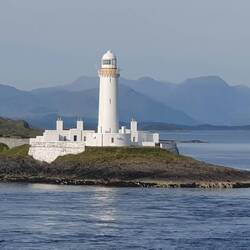 Der Lismore Leichtturm auf einer unbewohnten Insel auf dem Weg nach Mull