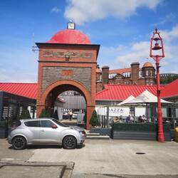 Der Hafen von Oban lädt ein zum Essen und Trinken und Sitzen und Plaudern