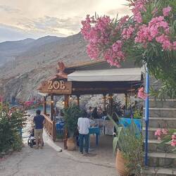 Zoe: Die perfekte Location für einen Sundowner in Chora Sfakion 🍹