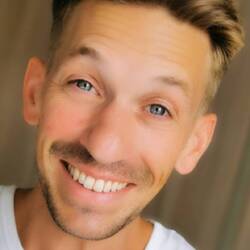 Benny sehr zufrieden und erleichtert nach seinem Friseurbesuch für 2,40 Euro