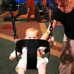 Amilia liebt Schaukeln