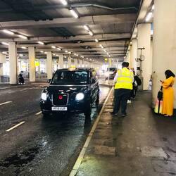 Ein Taxi bringt uns schließlich zu einem Flughafenhotel