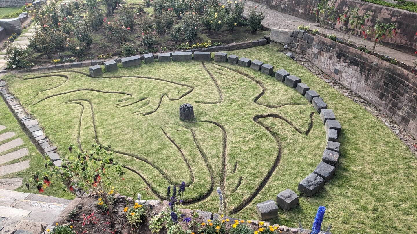 Schlange, Puma und Condor im Hinterhof der Sonnenkirche