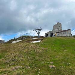 Kaisersburg links und die Kaisersburgbahn aus den 70er Jahren. Ziemlich hässlicher Betonbunker