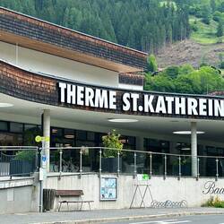 Ich musste an das Lied "Keine Sterne in Athen" denken: https://youtu.be/wGKeJZgVL8A