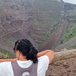 Blick über den Kraterrand in den Schlot