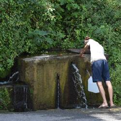 La fontaine est beaucoup moins sexy qu'en Grèce, mais l'eau est top !