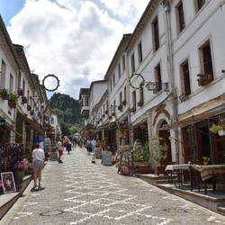 Ruelle touristique de Gjirokastra