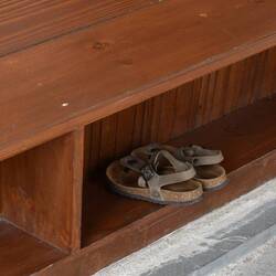 Casier pour déposer ses chaussures avant d'entrer dans la mosquée