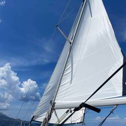 20 Knoten Wind, Noura am Steuer.