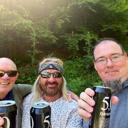 Andy spendiert uns an der Sombornquelle ein eiskaltes Bier