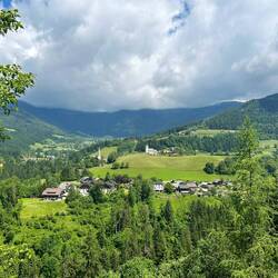 Blick zurück auf Arriach und den Wöllaner Nock in den Wolken