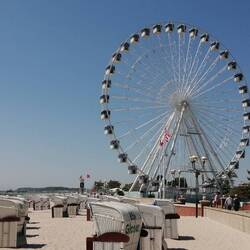 Am oberen Ende des Strandes steht dieses Riesenrad