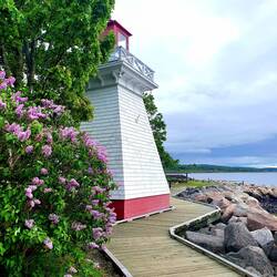 Annapolis Royal Lighthouse. Zirka am 45. Breitengrad, halb zum Equator, halb zum Nordpol.