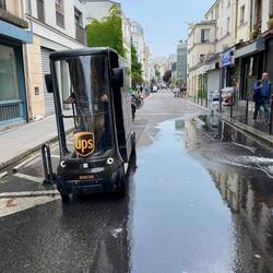 Hat jemand schonmal so einen kleinen UPS-Wagen gesehen?