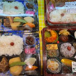 Ready meals at the grocery store