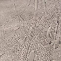 Die tiefe Spur im tiefen Sand ist meine. Was hab ich wieder geflucht.