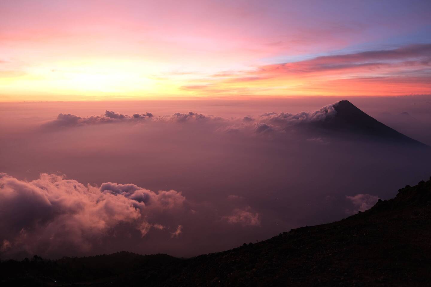 Vulkan Agua zwischen den Wolken