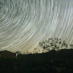 Die Erde dreht sich! So entstehen mit der Zeit Sternenspuren