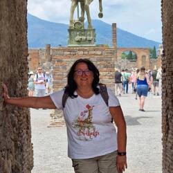 Kathrin vor Bronzeskulptur