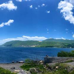 Blick vo Kingston uf d Blue Mountains, die berüehmte Bärge vo Jamaika